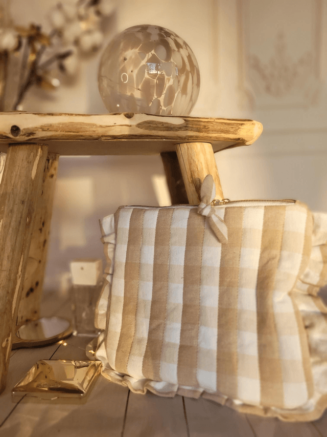 Trousse plate Vichy beige et volants 