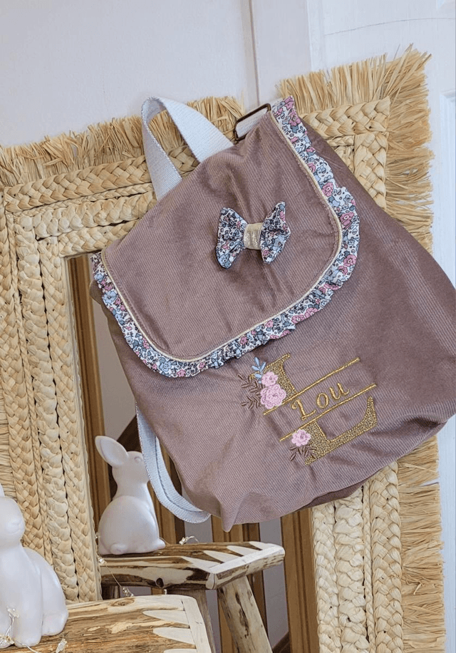 Sac à dos fleuris et broderie lettre 