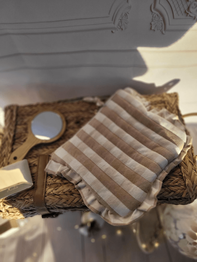 Trousse plate Vichy beige et volants 